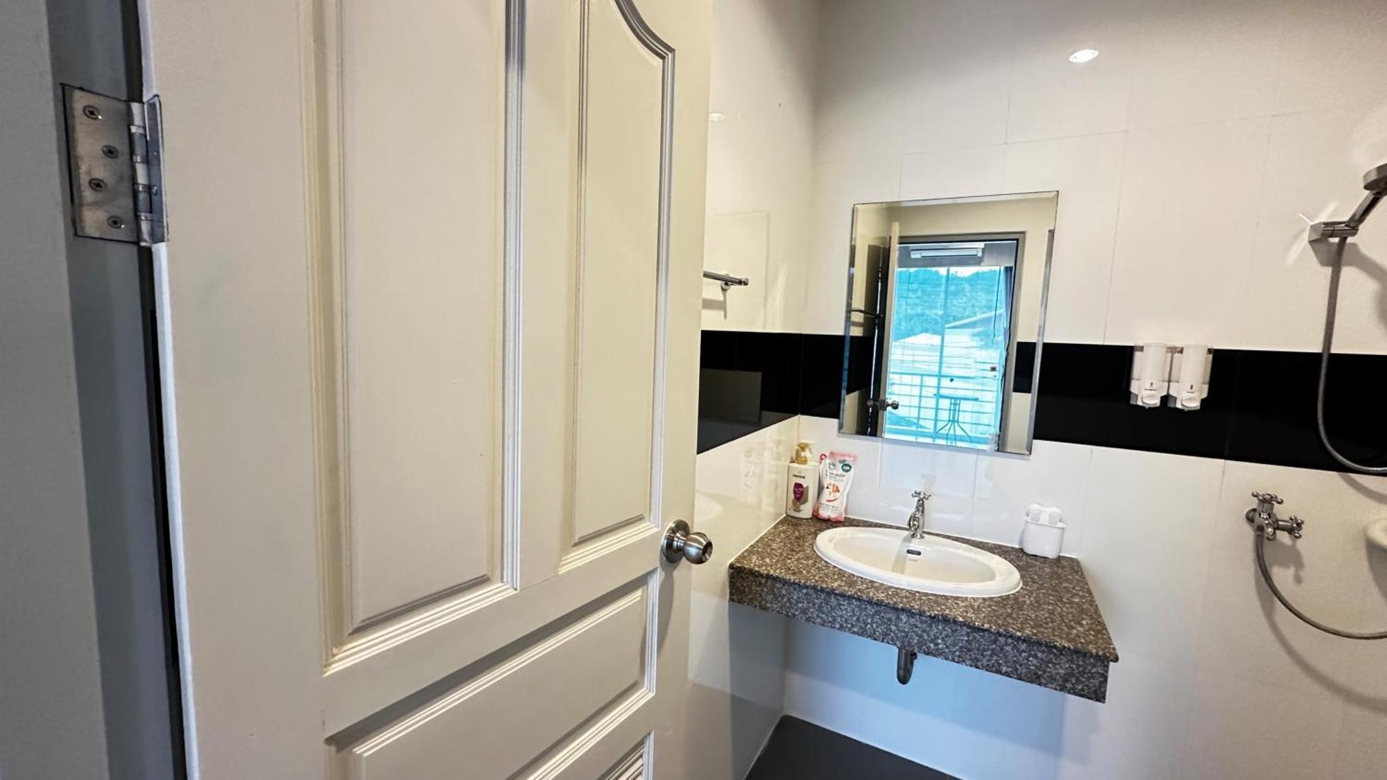 Auriflex House Bed & Breakfast Krabi town Екстериор снимка